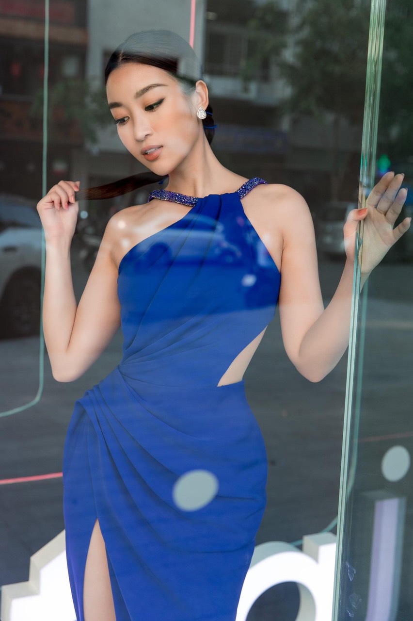 Đầm dạ hội xanh coban thiết kế cổ yếm khoét eo gợi cảm - D564