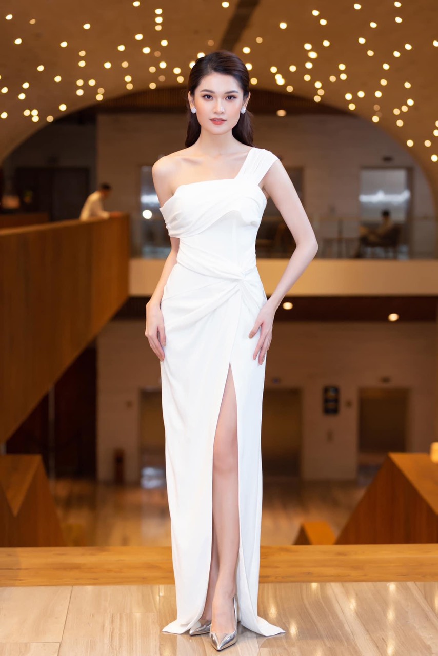Đầm dạ hội trắng trễ vai xẻ đùi cao sang trọng - D587