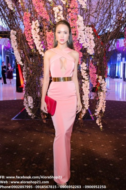 Đầm dạ hội hồng dâu cắt xẻ táo bạo sexy như Ngọc Anh