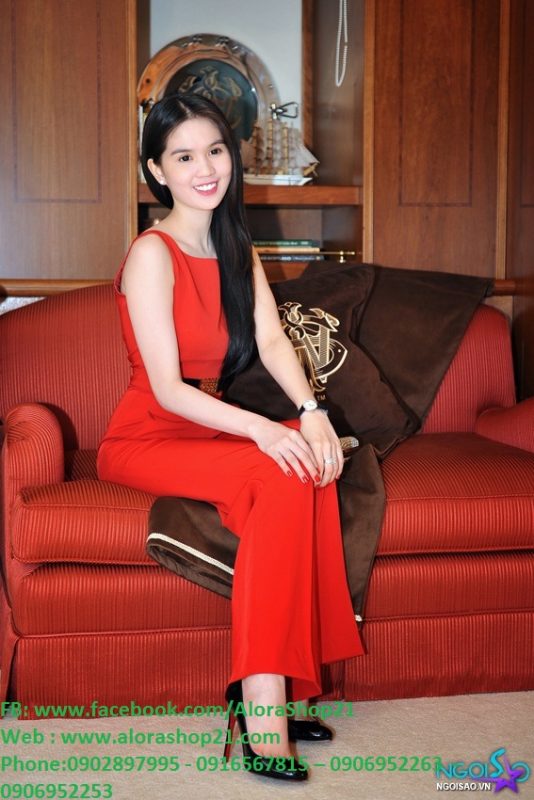 Jumpsuit dài ống rộng với thiết kế khoét ngực sexy