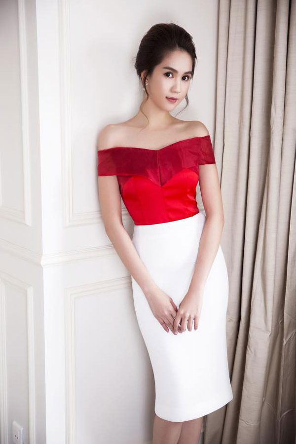 Set áo trắng bẹt vai phối chân váy bút chì đen – JL03