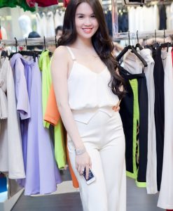 Đồ bay ống suông cổ chữ V đẹp của Ngọc Trinh - J20