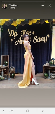 Váy dạ hội vàng xẻ đùi cao ôm body cực tôn dáng