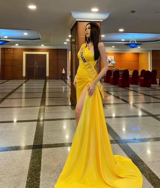 Đầm dạ hội cổ yếm vàng xẻ đùi cao sexy - D621Đầm dạ hội cổ yếm vàng xẻ đùi cao sexy - D621